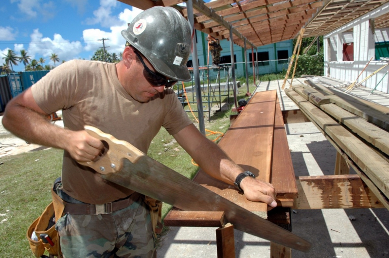 ebeniste-GARS-min_worker_construction_building_carpenter_male_job_build_helmet-893290